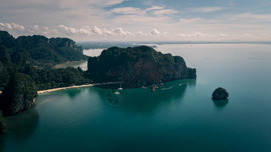 松弛泰国Krabi省旱季的铁路湾海景和山高视角海和山著名的快艇图片