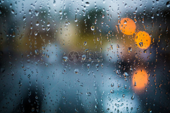 声音沮丧清晨晚上在窗户下雨家门口晚上或在水外面下雨玻璃露水湿玻璃表面点水起城市的灯光在雨滴时闪耀舒适图片