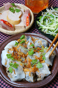 班赫越南食物BanhCuon名为大米面卷或滚饼是用稻粉制成的包括蘑菇猪肉配有越南香肠切黄瓜豆芽和酱汁发酵的亚洲图片