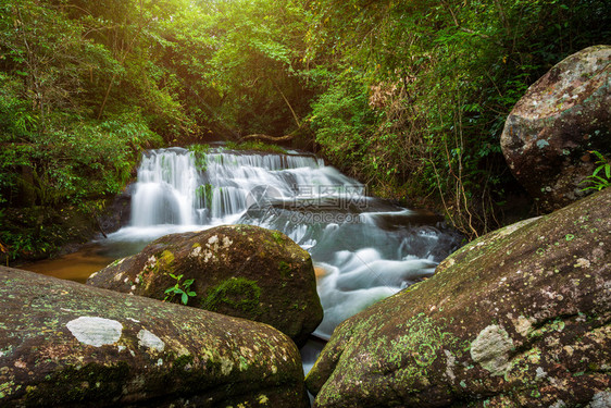 老的涡轮泰国Phitsanulok的Phuhinrongkla公园Nakhon泰区热带雨林景观中的KangHanNam瀑布森林图片