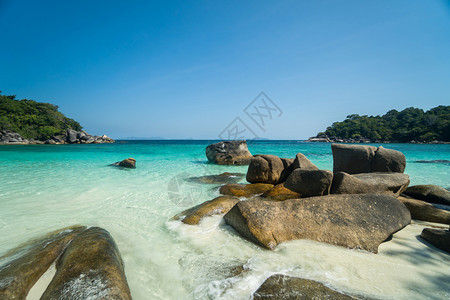 结石海浪群岛缅甸热带海和南部的岛屿海洋浪美丽的热带海滩和岩石岸线及美丽的森林NgaKhinNyoGyee岛缅甸热带海和岛屿图片