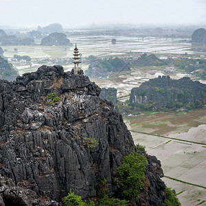 河内多雾路段清晨雨天越南新平NinhBinh旅行地貌和目的背景对稻田石灰岩和山顶HangMua庙寺的山顶塔进行惊人的全景观旅游图片