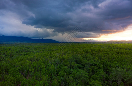 风景优美阳光环境在泰国北部大坝MaeMo区Lampang雨暴和黑云的山上移动Arcus云或架子暴雨和黑图片