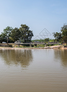 植物建筑学位于高速公路附近的当地供水工程过滤设备临时储水池供过滤厂使用库图片