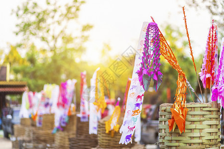 宗教的旗帜宝塔在泰国清迈传统的新年节庆祝Songkran节的松川庆典活动在泰国清迈举行校对Portnoyunkgm图片