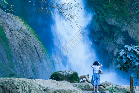 风景在北老挝LuangPrabang最顶级旅游景点KuangSiFalls前用数码摄影机拍照校对Portnoy自然手机图片