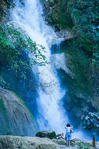 在北老挝LuangPrabang最顶级旅游景点KuangSiFalls前用数码摄影机拍照校对Portnoy水数字的绿色图片