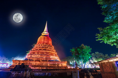 满的旅游苏霍泰历史庙宇公园Sukhothai历史寺庙公园的SukhothaiCoLamplighterLoyKratong节晚会图片