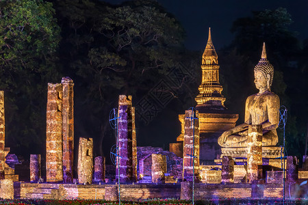 苏霍泰历史庙宇公园Sukhothai历史寺庙公园的SukhothaiCoLamplighterLoyKratong节晚会覆盖现在图片