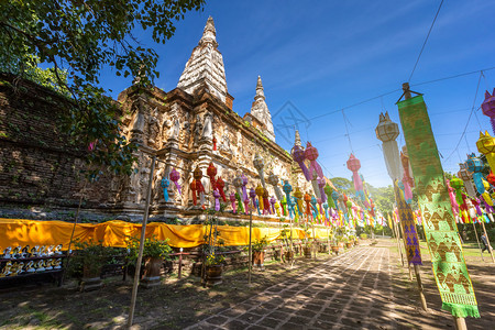 或者丰富多彩的佛塔Lanna灯笼是LoiKrathong或WatChetYot的YiPeng节的北海式灯笼七座寺庙是泰国清迈的主图片