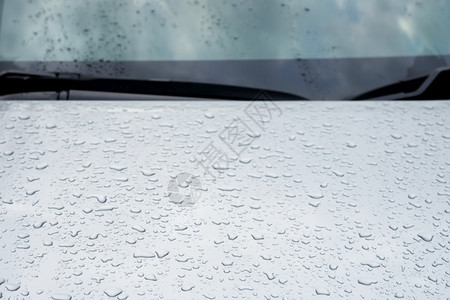 在雨停后灰色车顶屋上的雨滴和露水有选择地聚焦防水面软点留空用于撰写文字背景有质感的干净灰色图片