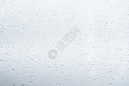 液体在雨停后灰色车顶屋上的雨滴和露水有选择地聚焦防水面软点留空用于撰写文字背景柔软的下雨图片