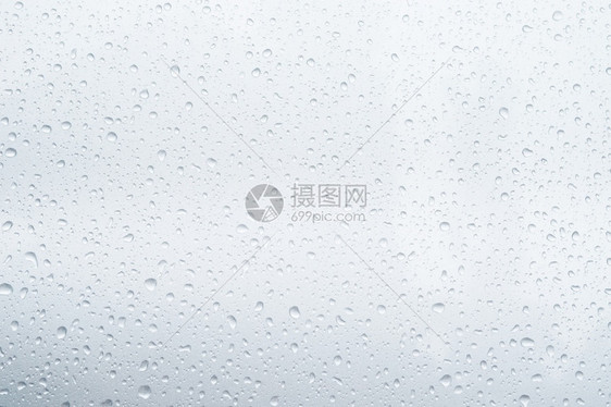 液体在雨停后灰色车顶屋上的雨滴和露水有选择地聚焦防水面软点留空用于撰写文字背景柔软的下雨图片