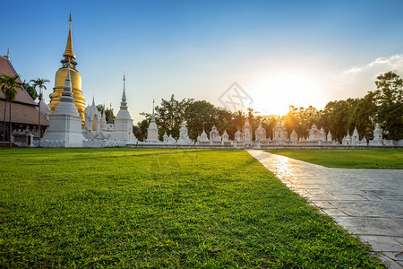 WatSuanDok是日落天空的佛教寺庙是泰国清迈的主要旅游景点亚洲古老的夏天图片