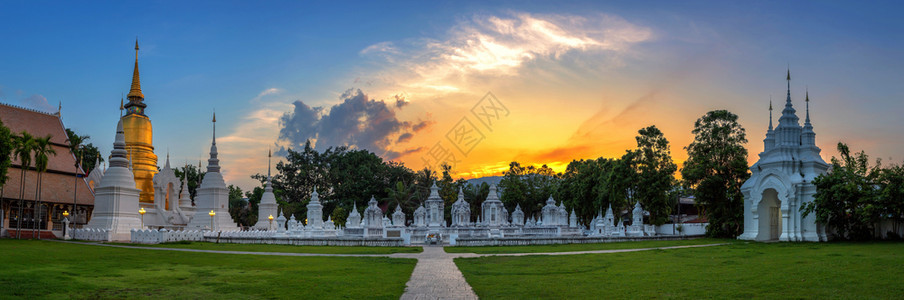 蓝色的多克WatSuanDok是日落天空的佛教寺庙是泰国清迈的主要旅游景点太阳图片