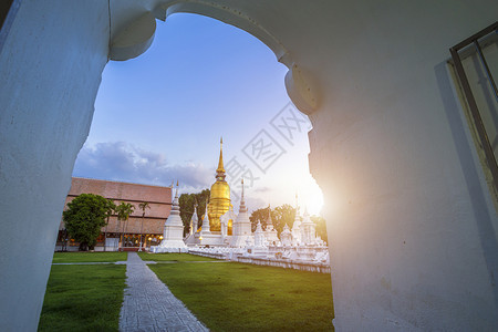 夏天WatSuanDok是日落天空的佛教寺庙是泰国清迈的主要旅游景点建造吸引力图片