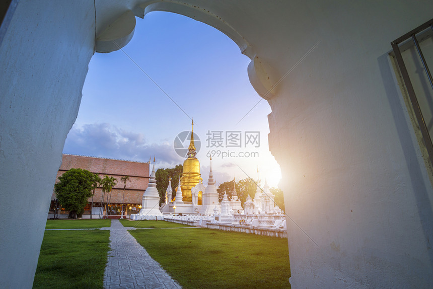 夏天WatSuanDok是日落天空的佛教寺庙是泰国清迈的主要旅游景点建造吸引力图片