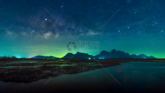 巴蜀夜晚约特全景美丽的银河系宇宙中带有恒星和空间灰尘长于湖上和泰国KaoSamRoiYot公园PrachuapKhiriKhan图片