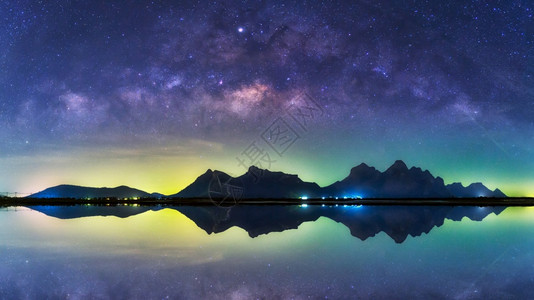 蓝色的全景美丽银河系包括宇宙中的恒星和空间尘湖上长速度以及泰国Kilky路KhaoSamRoiYot山公园PrachuapKhi图片