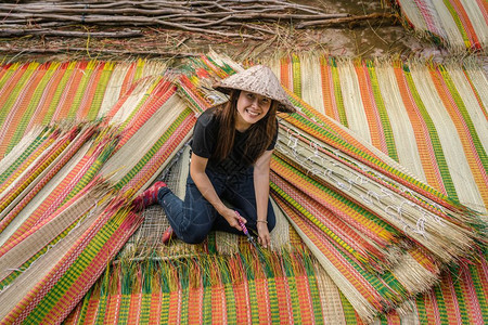 染料越南年轻工匠制作传统维特南垫子在古老的传统村落里以幸福行动创造传统的Vietnam垫子的顶端景象dinh日元dogthapv图片