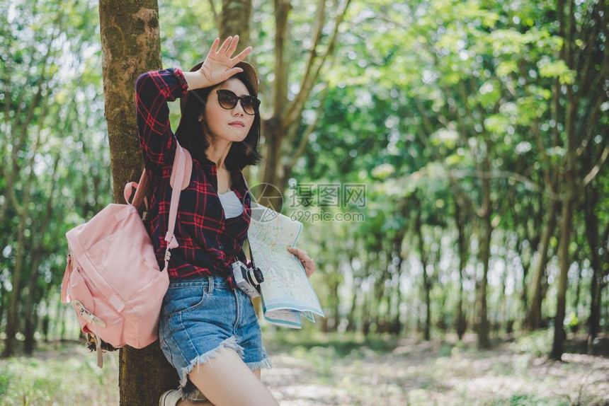 亚洲女旅行者因在森林中迷失方向而疲劳不已妇女通过手牵洗汗由Solo女孩旅行和冒险概念画像与生活方式主题自然与热暑期主题伤心强调头图片