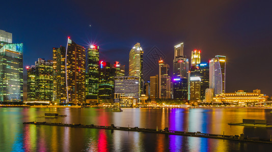 现代的黄昏码头新加坡是城市夜间有彩色灯光和美丽水的城市这是新加坡的旅游企业在夜里反射河流超越色彩多的概念而图片