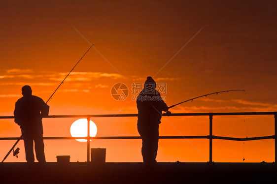 暮户外在码头钓鱼日落离开图片