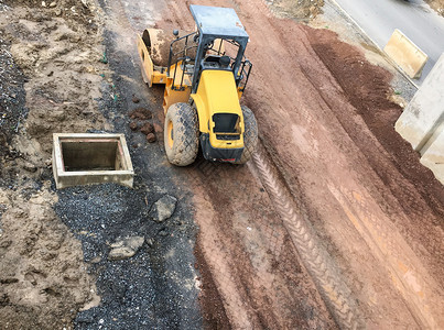 土地压路机紧凑黄色蒸汽车停在正施工的建筑地用于在城镇附近建造新沥青户外图片