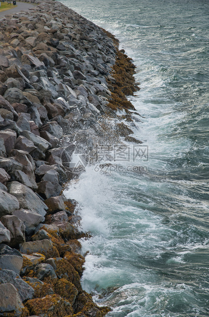 卵石场景天气海洋波浪撞击岩石图片