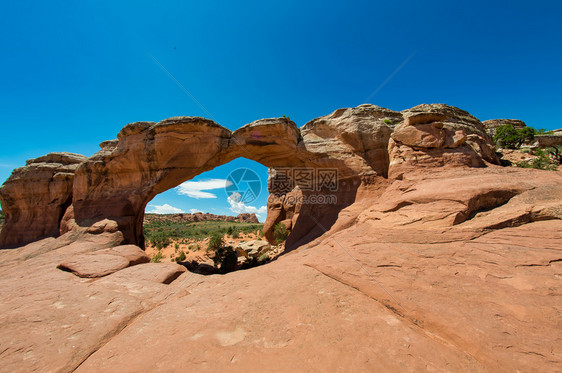 犹他州Arches公园的美丽拱形成夏天侵蚀美国图片