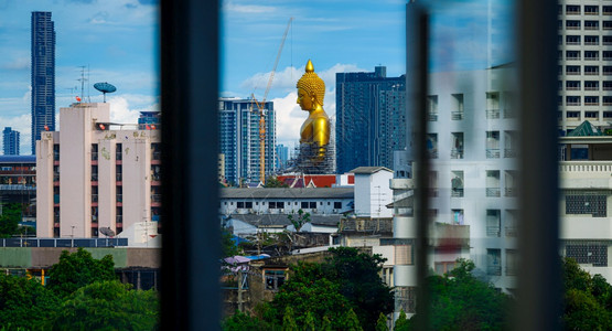 旅行金子的在泰国曼谷PhasiChanoen区传统社的一个公共场所有塔的大金芽佛发光耀陀佛DhammakayaThepmongk图片