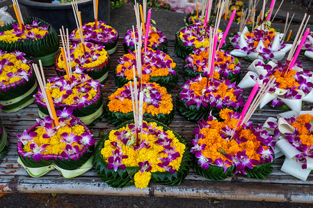花的由香蕉叶漂浮篮子的克拉东罗伊节或泰国新年和河流女神礼拜仪式12月满是泰国著名的节日惊人盛开图片