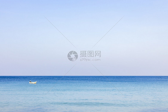 泰国普吉省邦道海滩BangTaoBeach的清晨海景照片显示水在光线中反映出来蓝水正在清新泰国普吉省邦道海滩清除日落自然图片