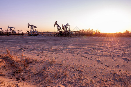 阀门油泵钻机石和天然气生产油田现场PumpJack正在运行用于化石燃料输出和原油生产的钻塔全球冠状COVID19危机油价战争泵钻图片