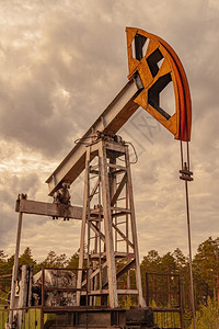 供应炼油厂管道泵钻机石和天然气生产油田现场PumpJack正在运行用于化石燃料输出和原油生产的钻塔全球冠状COVID19危机油价图片