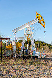 价格阀门油泵钻机石和天然气生产油田现场PumpJack正在运行用于化石燃料输出和原油生产的钻塔全球冠状COVID19危机油价战争图片