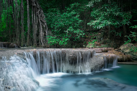河亚洲晴天泰公园Kanchanaburi泰国深热带雨林的Erawan级联瀑布下流的绿水图片