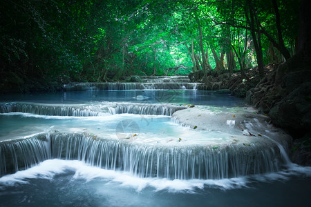 泰公园Kanchanaburi泰国深热带雨林的Erawan级联瀑布下流的绿水四面佛颜色松石图片
