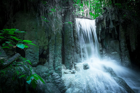 奇迹泰公园Kanchanaburi泰国深热带雨林的Erawan级联瀑布下流的绿水景观树图片