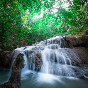 流动的晴天泰公园Kanchanaburi泰国深热带雨林的Erawan级联瀑布下流的绿水植物图片