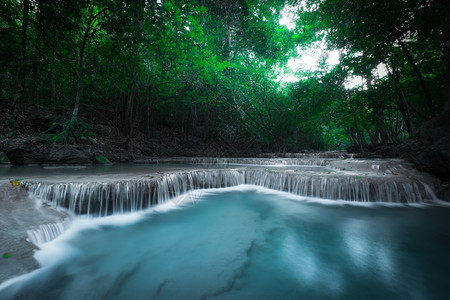 泰公园Kanchanaburi泰国深热带雨林的Erawan级联瀑布下流的绿水晴天惊人的松石图片