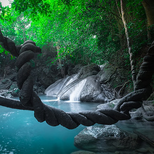 泰公园Kanchanaburi泰国深热带雨林的Erawan级联瀑布下流的绿水媒体动的蓝色图片