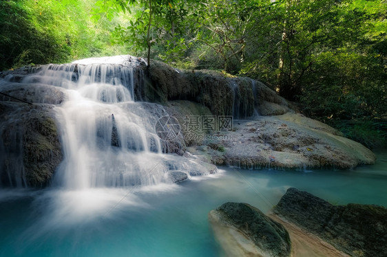 泰公园Kanchanaburi泰国深热带雨林的Erawan级联瀑布下流的绿水爱侣湾丛林四面佛图片