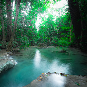 天堂泰公园Kanchanaburi泰国深热带雨林的Erawan级联瀑布下流的绿水自然色图片