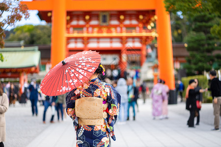 亚洲人之中在京都FushimiInari神社红木托里门中身着日本和服的吉沙斯女孩穿日本和服同义词这实际上意味着一件要穿的东西红色图片