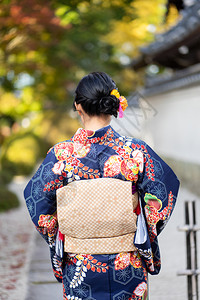 在京都FushimiInari神社红木托里门中身着日本和服的吉沙斯女孩穿日本和服同义词这实际上意味着一件要穿的东西传统美丽亚洲人图片