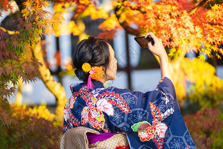 在京都FushimiInari神社红木托里门中身着日本和服的吉沙斯女孩穿日本和服同义词这实际上意味着一件要穿的东西方法戏服文化图片