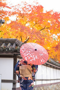 日本人传统的在京都FushimiInari神社红木托里门中身着日本和服的吉沙斯女孩穿日本和服同义词这实际上意味着一件要穿的东西美图片