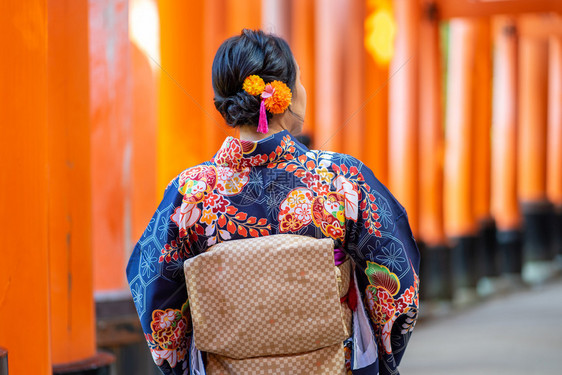 遗产一种戏服在京都FushimiInari神社红木托里门中身着日本和服的吉沙斯女孩穿日本和服同义词这实际上意味着一件要穿的东西图片