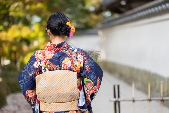 裙子伏见在京都FushimiInari神社红木托里门中身着日本和服的吉沙斯女孩穿日本和服同义词这实际上意味着一件要穿的东西大门图片